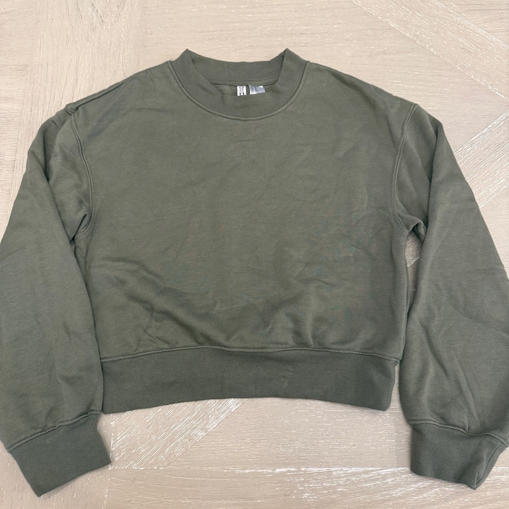 Divided by H&M Green Cropped Sweatshirt Size XS Pullover Crew Neck Long Sleeves